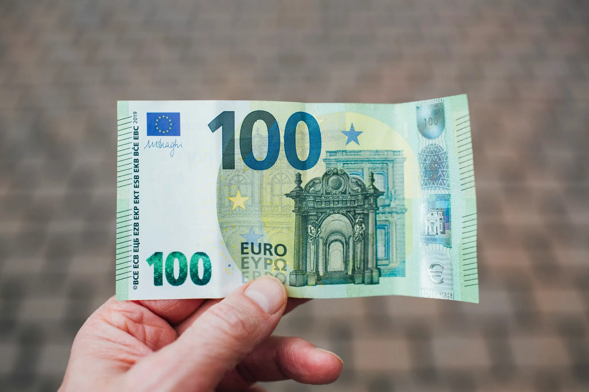 Pagar con tarjeta en bares ya cuesta más: la rebelión del efectivo que encarece la caña 1 Moncloa recargo pago con tarjeta