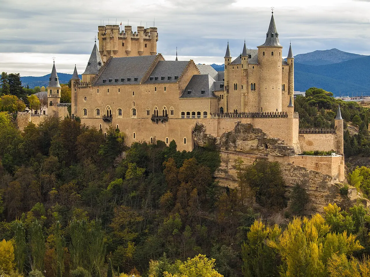 Reserva ya o paga el doble: los precios de Airbnb en Segovia se disparan este jueves por la tarde Reserva ya o paga el doble: los precios de Airbnb en Segovia se disparan este jueves por la tarde