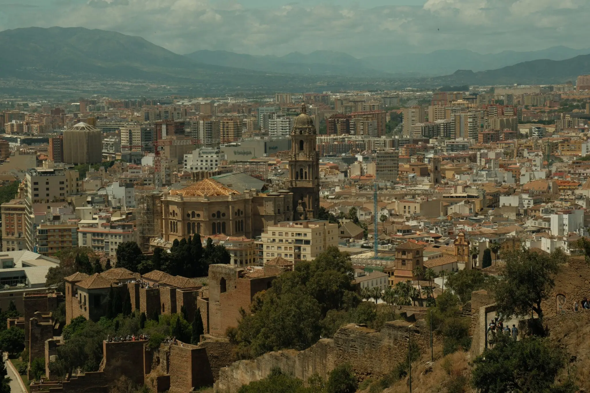 El paro sube en Málaga al 13,62% y amplía la brecha con España, mientras Granada sigue líder en desempleo 1 Moncloa desempleo Granada