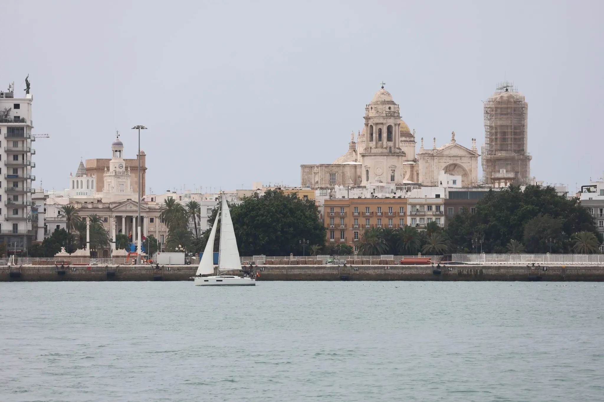 El juez de Sanlúcar imputa por primera vez en España a cinco 'petaqueros' por piratería marítima tras embestir a la Guardia Civil 1 Moncloa Sanlúcar de Barrameda