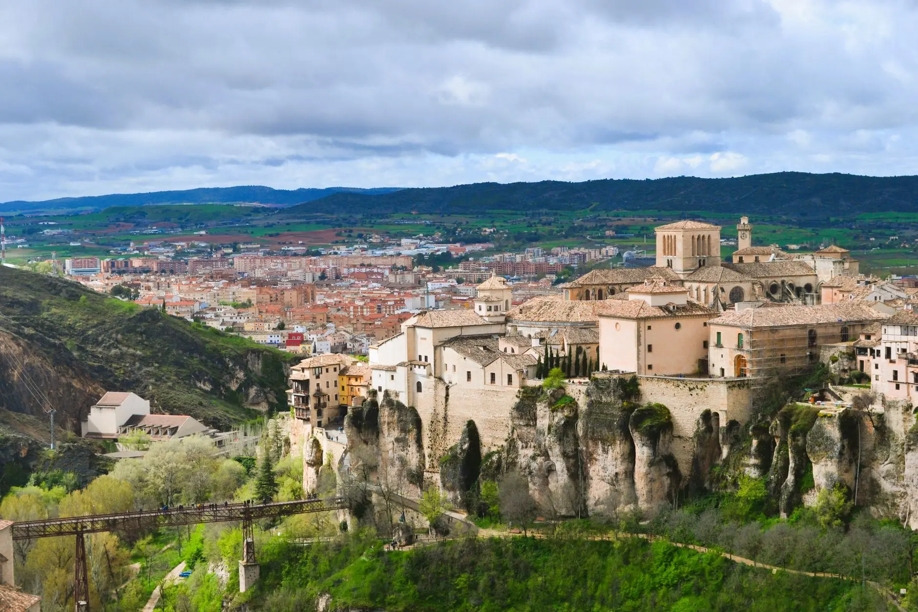 Explora la arquitectura medieval de Cuenca, España, con sus icónicos acantilados y edificios históricos.