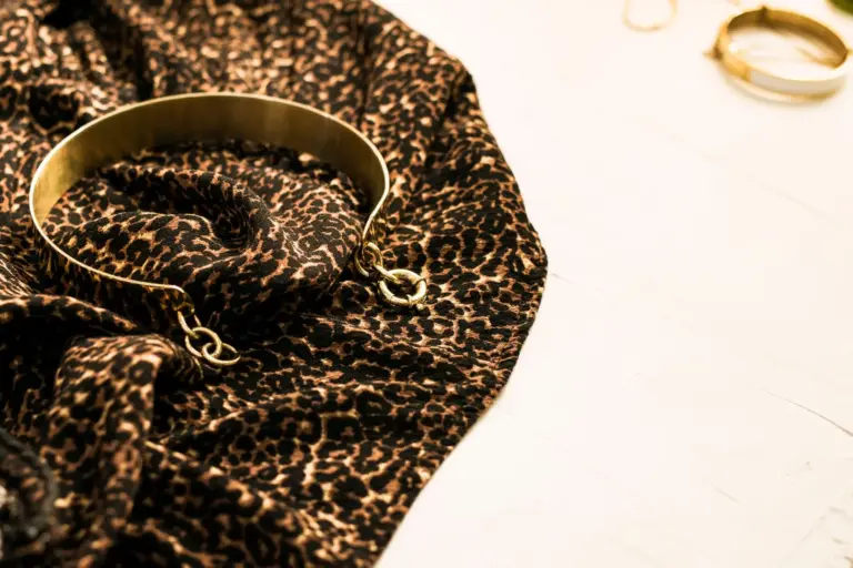 Tendencias otoño 2026 confirmadas: animal print, joyería chunky y cortes asimétricos que triunfan en Zara, Mango y Bershka
