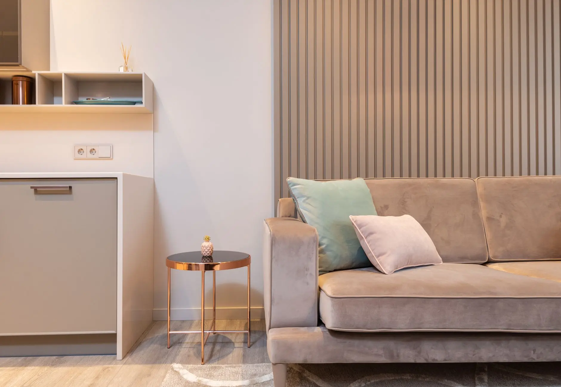 Salón moderno y elegante con un sofá acogedor, mesa auxiliar y decoración contemporánea.