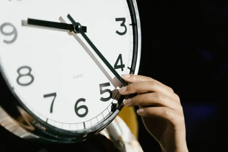 Salir media hora antes o librar un viernes: lo que están negociando de verdad para nuestro control horario