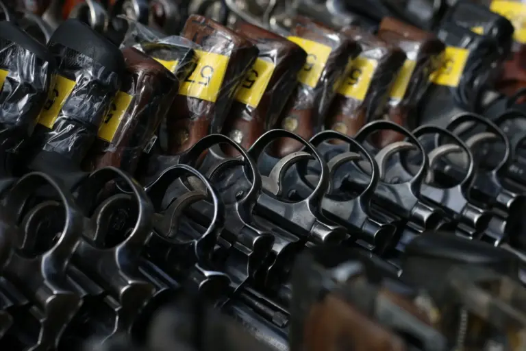 La Policía Nacional detiene en Mérida a un hombre e interviene 16 armas y explosivos tras la denuncia de sus padres