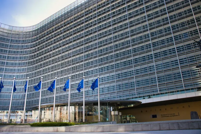 La presidencia irlandesa del Consejo propone recortar un 8% el presupuesto UE 2028-2034 para contentar a los frugales