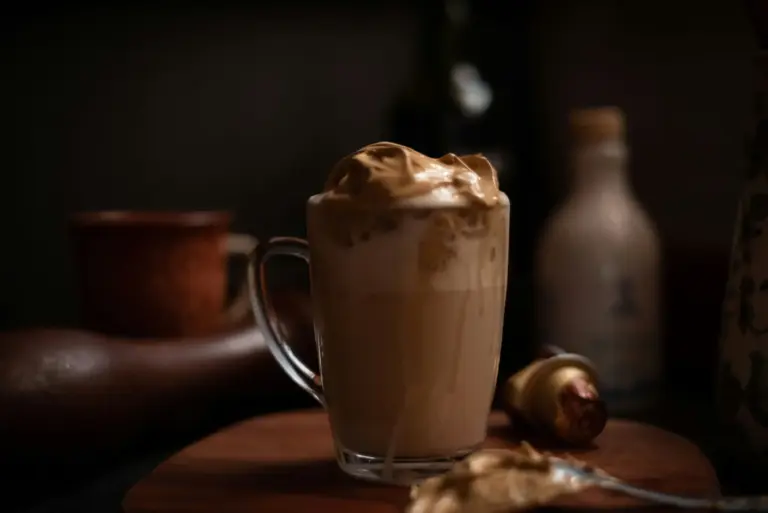 El café Dalgona: la receta viral que se bate en casa en 5 minutos y sin máquina