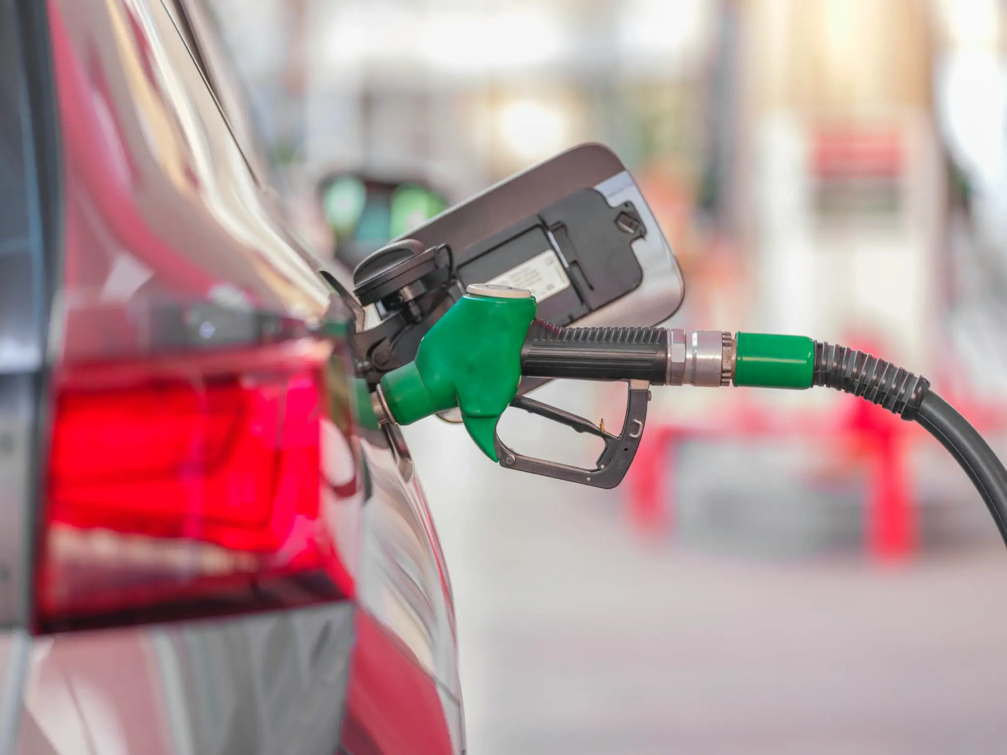 Repsol, Shell y Total arrancan a Bruselas un plan anticrisis para las refinerías de Europa 1 Moncloa Repsol Comisión Europea