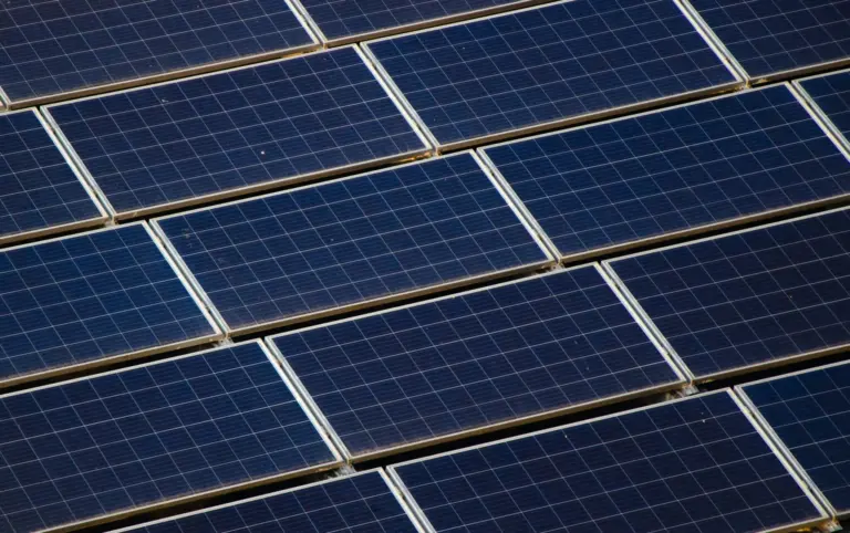 California legaliza la solar de balcón al estilo alemán para abaratar el autoconsumo sin obra