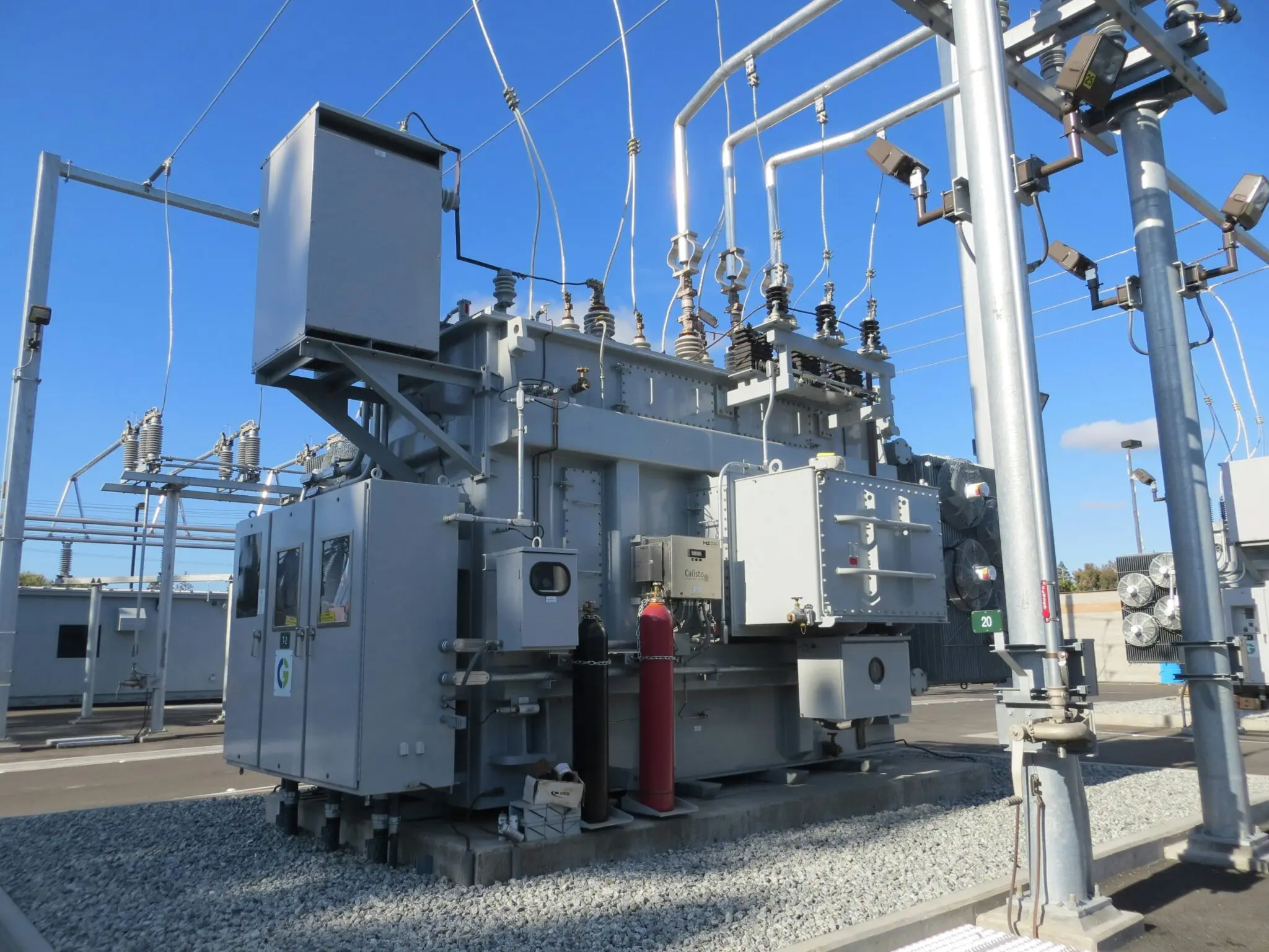 Reino Unido aprueba cerca de 2 GW de solar co-localizada con baterías en un solo mes 1 Moncloa almacenamiento baterías