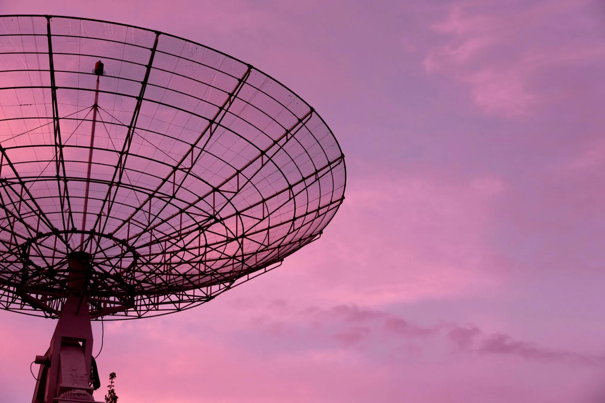 SpaceX negocia 80.000 torres para ser operador móvil y retar a Verizon, AT&T y T-Mobile 1 Moncloa SpaceX Crown Castle