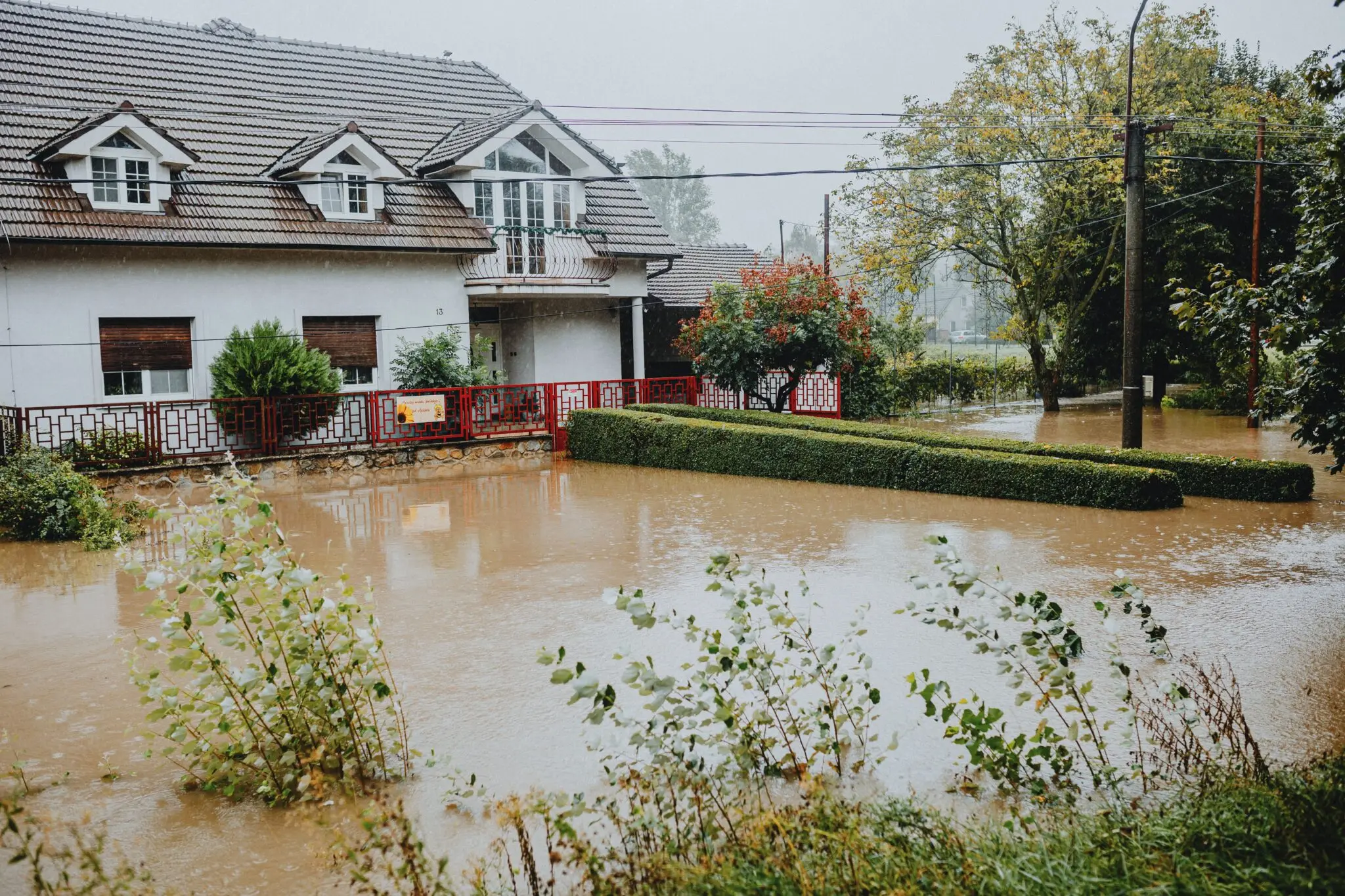 El temporal descarga más de 120 litros en El Palo (Málaga): viviendas anegadas y el techo del centro de salud colapsado 1 Moncloa inundaciones Málaga