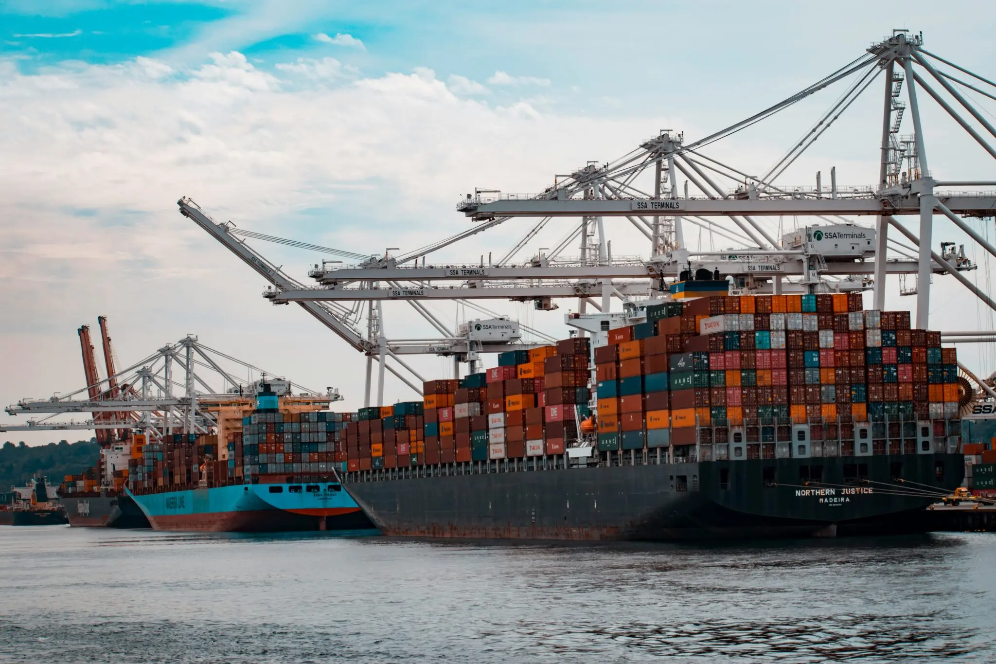Colombia prohíbe importar bienes con trabajo forzoso: multa de 52,3 millones y aviso a las exportaciones españolas 1 Moncloa decreto importaciones Colombia