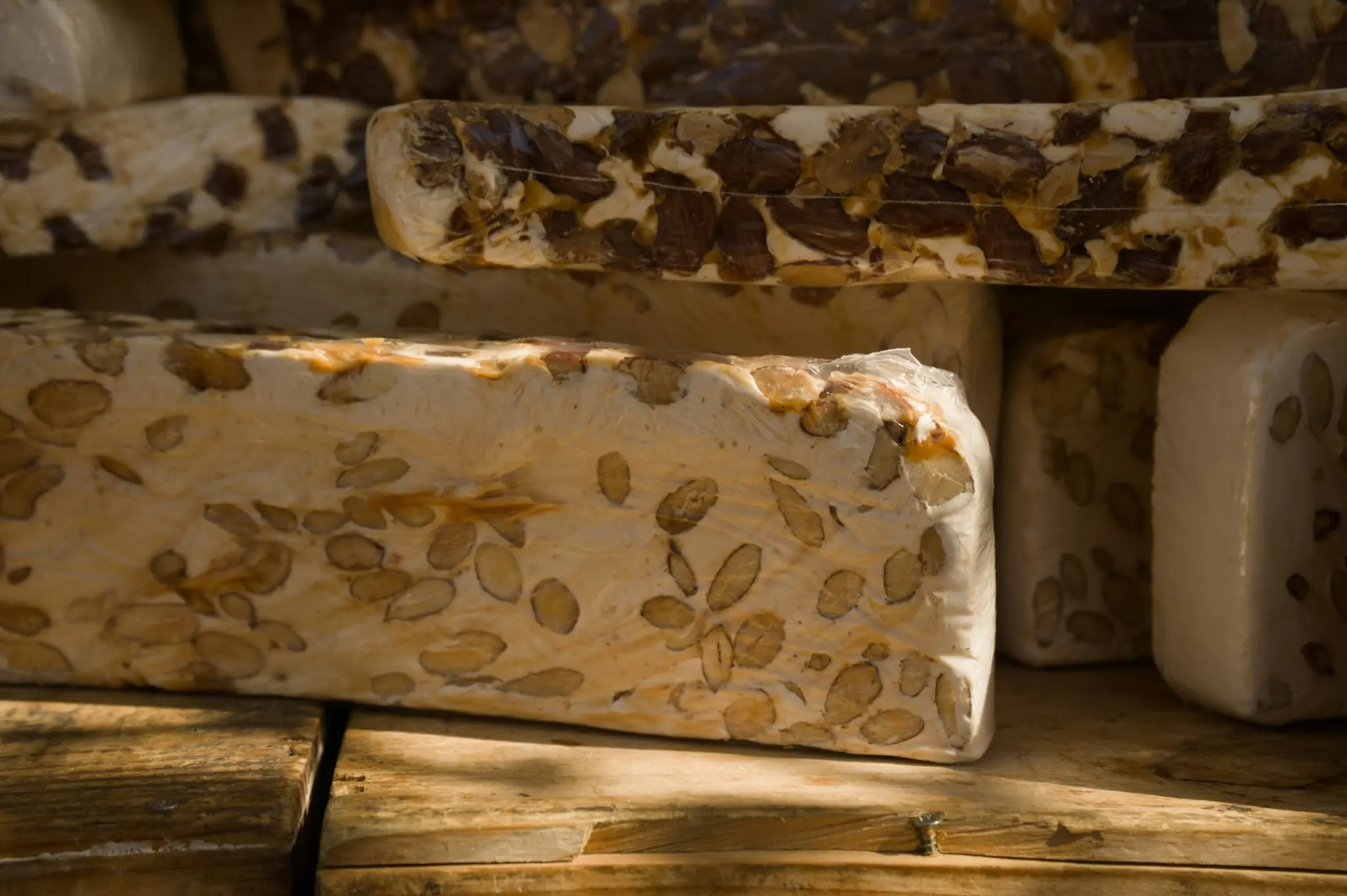 Adiós a la bandeja de plástico de los turrones Suchard: el precio ya es un 45% más alto 1 Moncloa reduflación turrones
