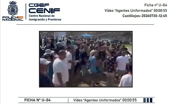 La Policía identificó hasta en 10 ocasiones a marroquíes uniformados ayudando en la invasión de Ceuta 1 Moncloa uniformados 2 Moncloa