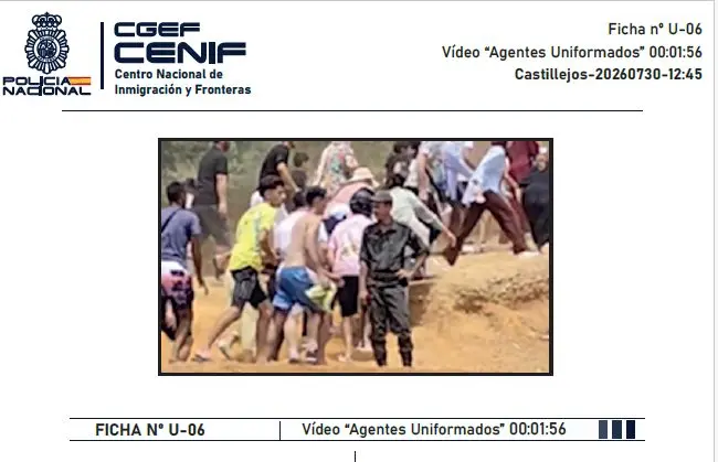 La Policía identificó hasta en 10 ocasiones a marroquíes uniformados ayudando en la invasión de Ceuta 3 Moncloa uniformados 4 Moncloa