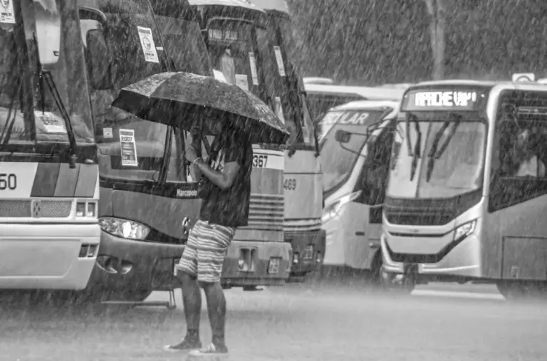La anomalía térmica de octubre según la AEMET: las comunidades donde el choque de aire cálido y lluvias dejará ambiente bochornoso