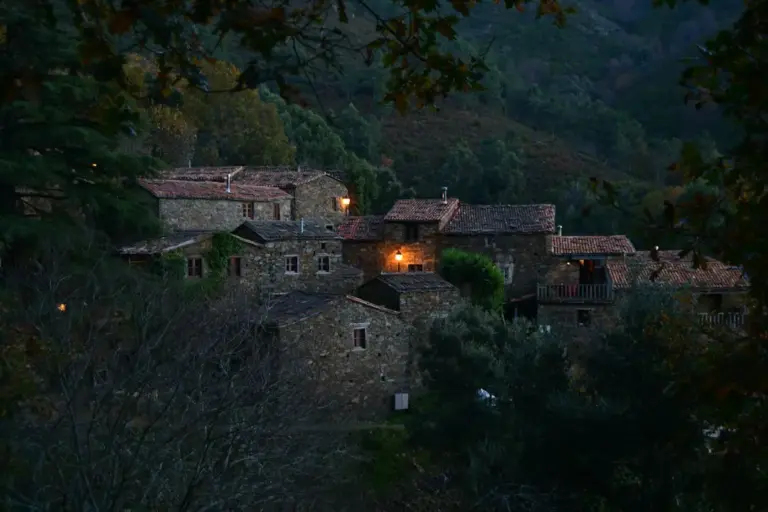 Paradores y casas rurales bajan precios en el puente de noviembre: 4 escapadas de interior por menos de 50€ la noche