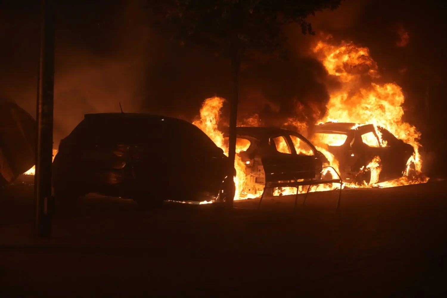 varias_personas_incendian_coches_contenedores_concentracion_diversos Quema de coches en Bilbao durante las protestas. EP