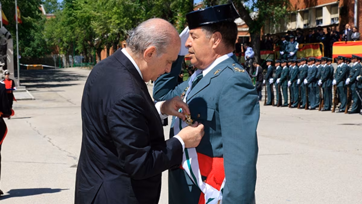 vazquez jarava El teniente general Vázquez Jarava recibiendo una condecoración en 2014.