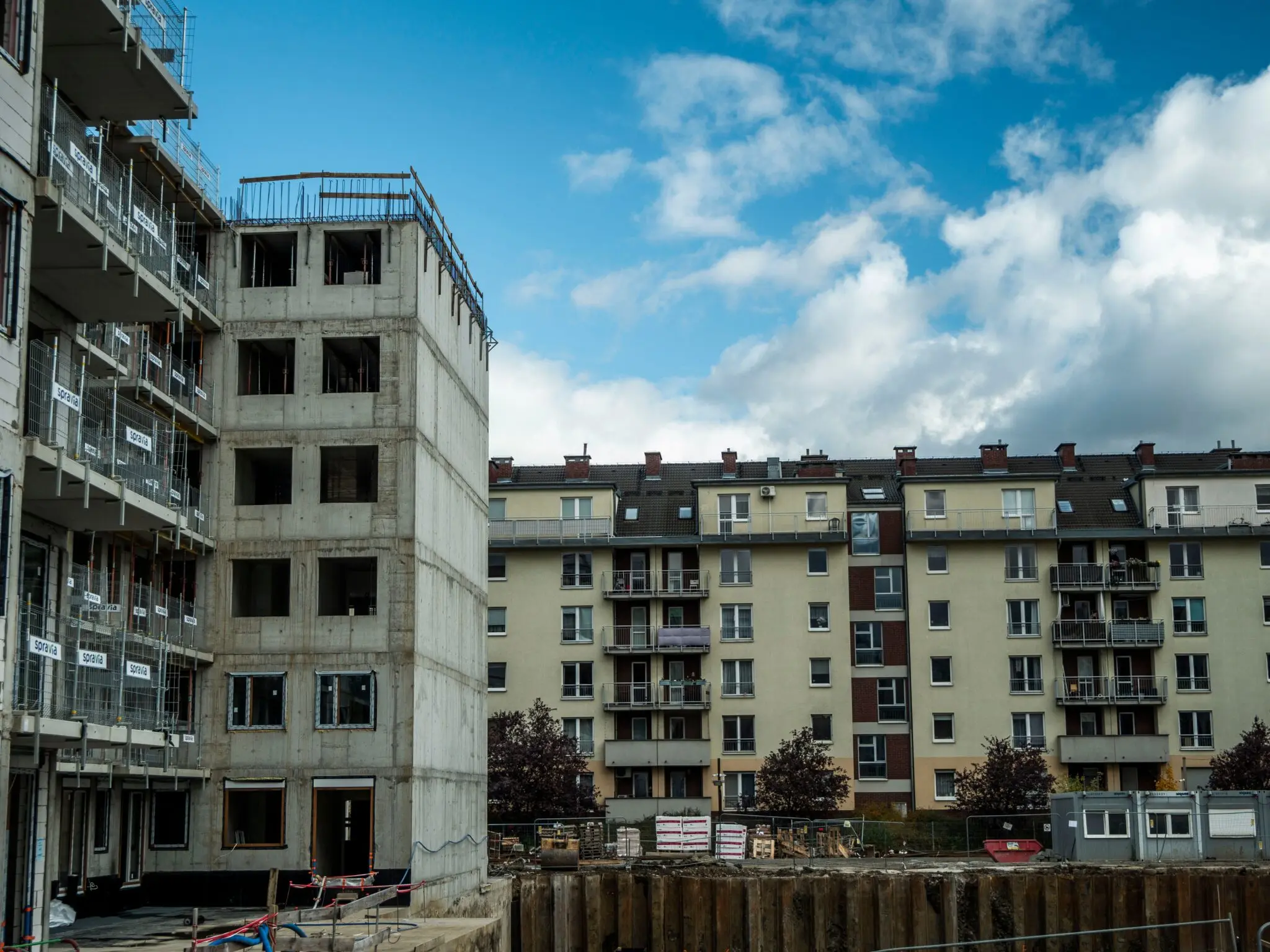 La Xunta no ejerce sus competencias plenas en vivienda: miles de pisos anunciados y solo 24 entregados 1 Moncloa política vivienda PPdeG